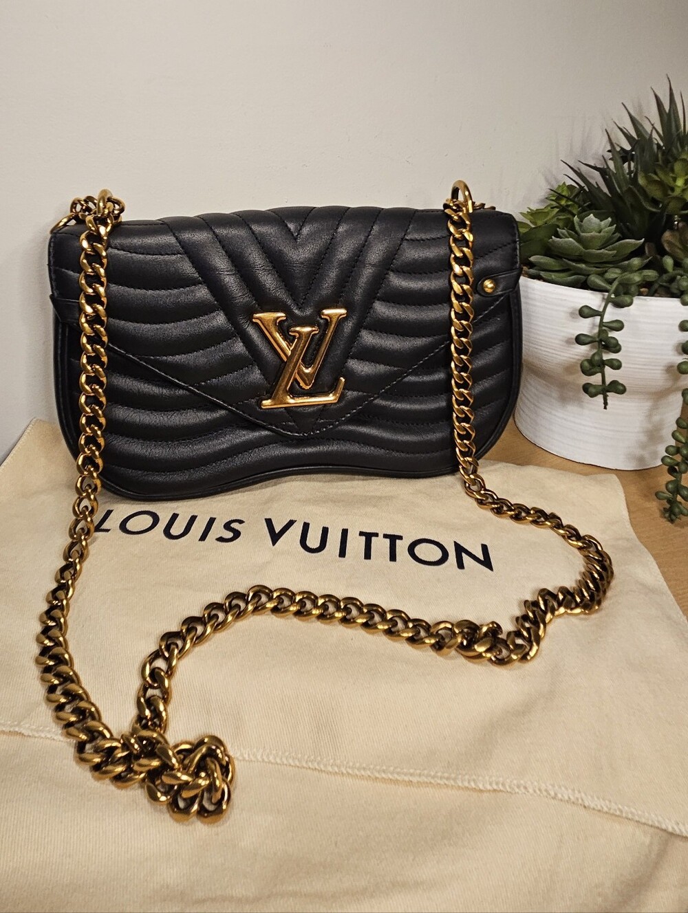 🚨SALE🚨 Louis Vuitton New Wave Chain Bag Quilted Leather MM